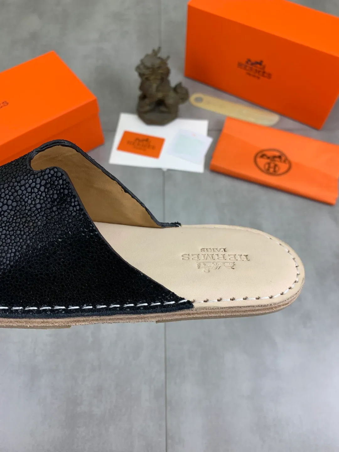 Men's men's shoes 💰P360 new model (genuine leather outsole series) new colors are coming simultaneously on the official website [HERMES] Hermès series: original development, original anatomy display, exclusive outsole [Material] Sole: original genuine leather sole with cow essence film 🌸. Fabric Original calfskin Lining: Imported cowhide, delicate and soft Code number: 38-44